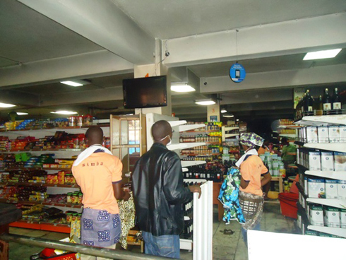 Ku wa gatatu Simba supermarket ntiyafunguye imiryango kubera ko biriwe bakora isuku.