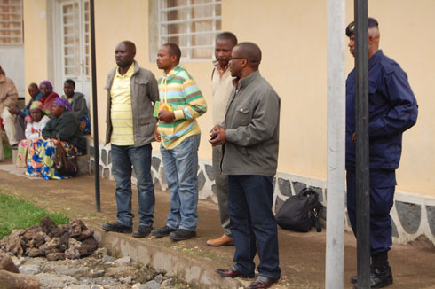 Singirankabo asobanura ikibazo imbere y'abaturage ari kumwe n'abayobozi.