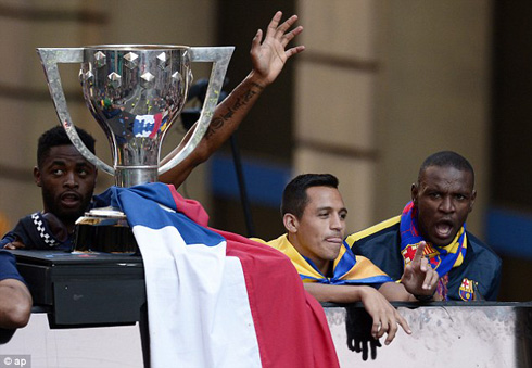 Song, Sanchez na Abidal bishimira igikombe.