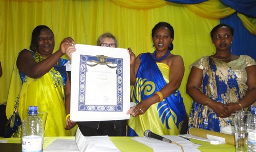 Soro Icyemezo cyo guhabwa charte kimurikirwa abari bitabiriye umuhango.