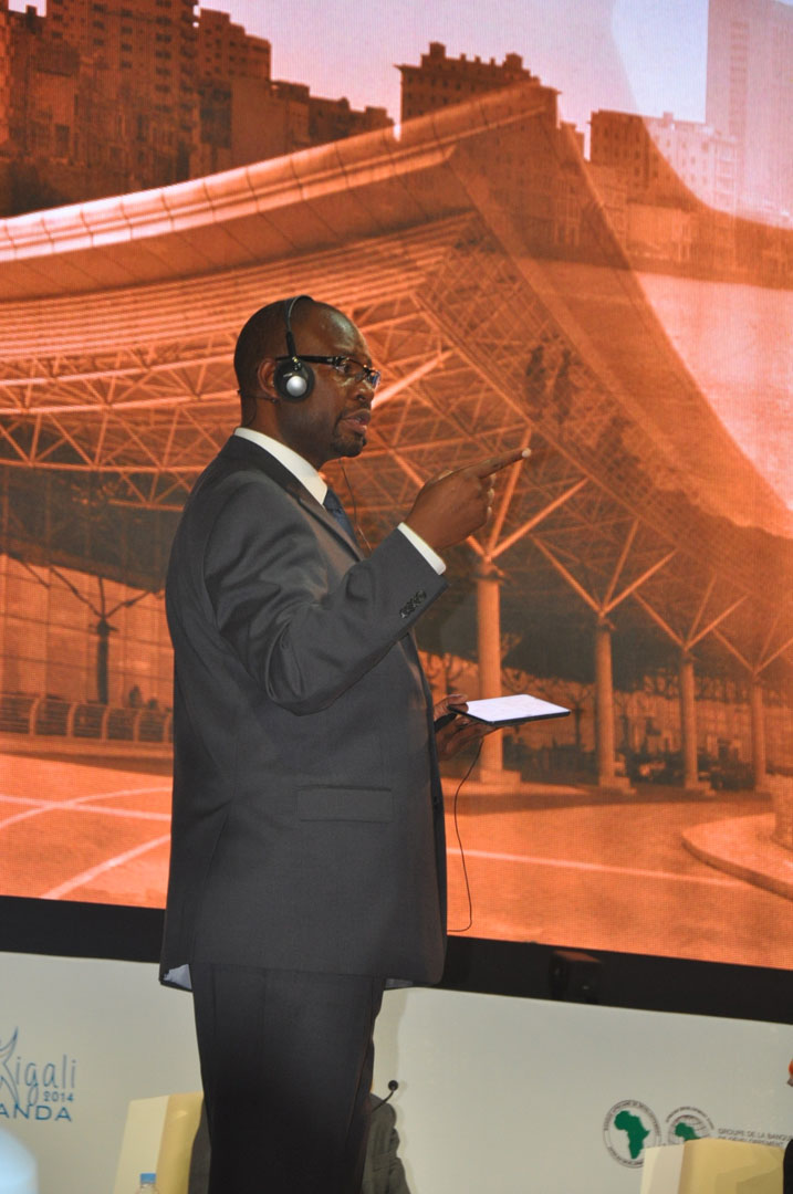 Ibiganiro ku bukungu bw'Afurika byayobowe n'umunyamakuru wo muri Afurika y'Epfo, Daniel Makokera.