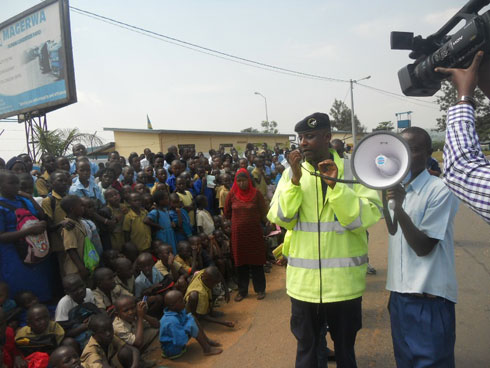 Umuyobozi wa Polisi mu karere ka Kamonyi, SSP Francis Muheto, ahamagarira abanyeshuri gukoresha neza umuhanda.
