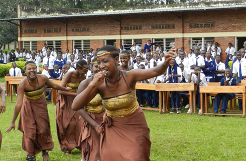 Abanyeshuri bo kuri St Aloys Rwamagana mu mbyino bishimira inkunga mu ikoranabuhanga bahawe na MTN.