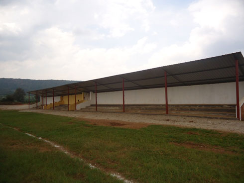 Aho kwicara barahatwikiriye.