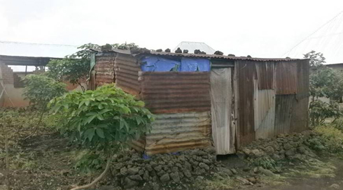 Amwe mu mazu abatishoboye ba Kanembwe bamazemo imyaka itatu.