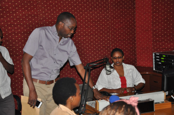 Umuyobozi wa KT Radio, Prosper Bitembeka hamwe n'umuyobozi w'ibiganiro, Betty Umutesi.
