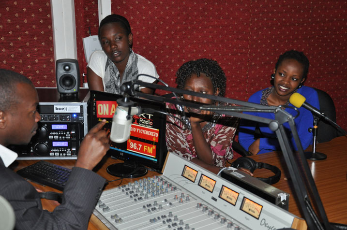 Umunyamakuru wa KT Radio ahugura abanyabukorikori ku mukorere ya radiyo n
