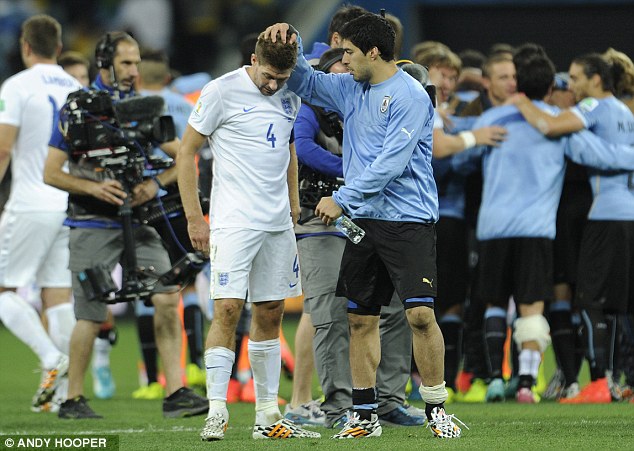 Suarez yihanganisha Gerrard bakinana muri Liverpool.