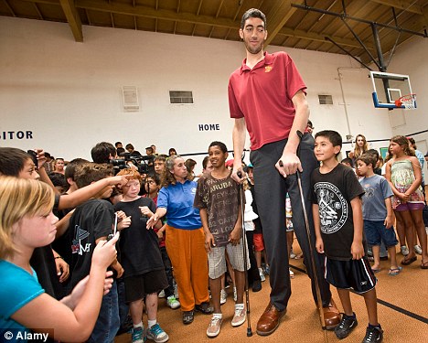 Sultan yagiye gusura ikigo cy'ishuri.