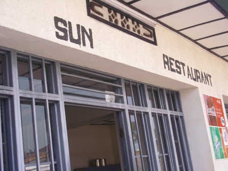 Ubuyobozi bwa Sun Restaurant bwishyuye ari uko abakozi bayo bigaragambije.