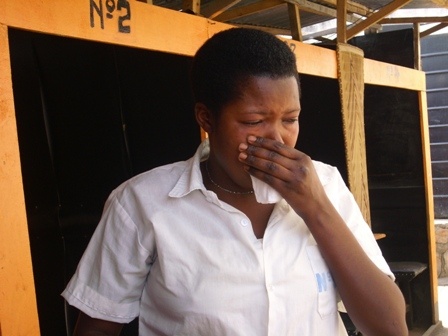 Umwe mu bakozi ba Sun Restaurant arira kubera ko adahembwa.