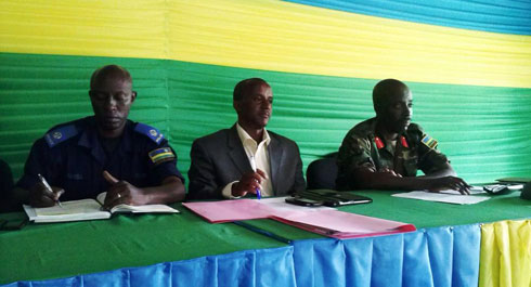 Supt. Baramba Eduard ukuriye Police muri Karongi, Mayor Kayumba Bernard, na Col Murenzi wa Brigade ya 201.