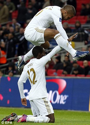 Wayne na Dyer bishimira igitego cya gatatu ikipe yabo yari imaze gutsinda Bradford City.