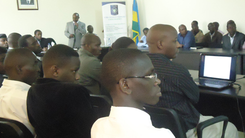 Abarimu bo muri Tumba College of Technology mu kiganiro na Minisitiri w