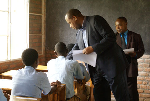 Umunyamabanga wa Leta ashyikiriza abanyeshuri ibizamini ngo batangire kubisubiza.