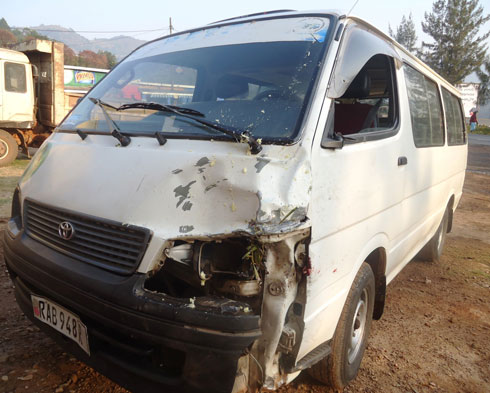 Tagisi ya “Twegerane” yagonze umunyegari irangirika imbere. (Foto: L.Nshimiyimana)