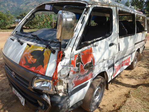 Tagisi yakoze impanuka batatu baraklomereka.