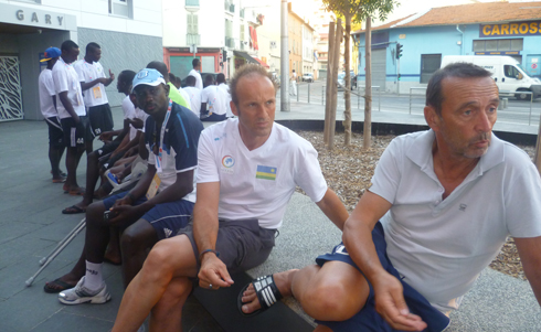 Abatoza Richard Tardy (uwa kabiri iburyo), Pierre Einzenn (uwa mbere iburyo) n'abakinnyi b'Amavubi