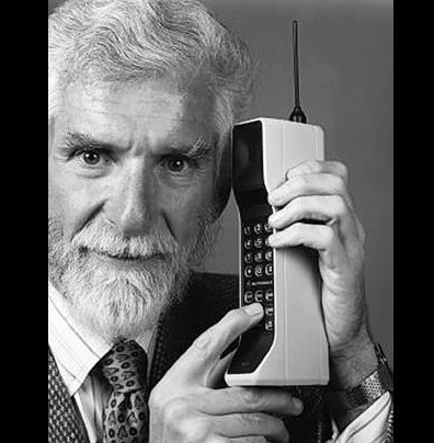 Umuyobozi wa Motorola, Martin Cooper, yerekana telefone ya DynaTac 8000X ifatwa nka sogokuruza wa telefone zigendanwa zose zo ku isi. 