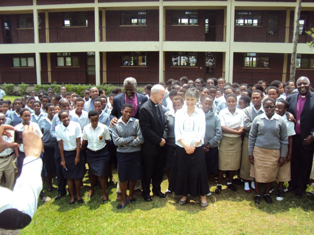 Archbishop Justin Portal Welby n'umugore we bafata ifoto y'urwibutso n'abanyeshuri bo kuri Sunrise High School.