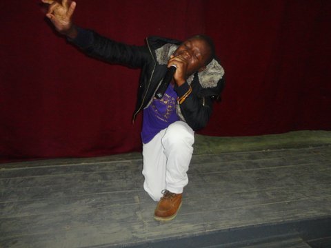 The Gun ari kuririmba.