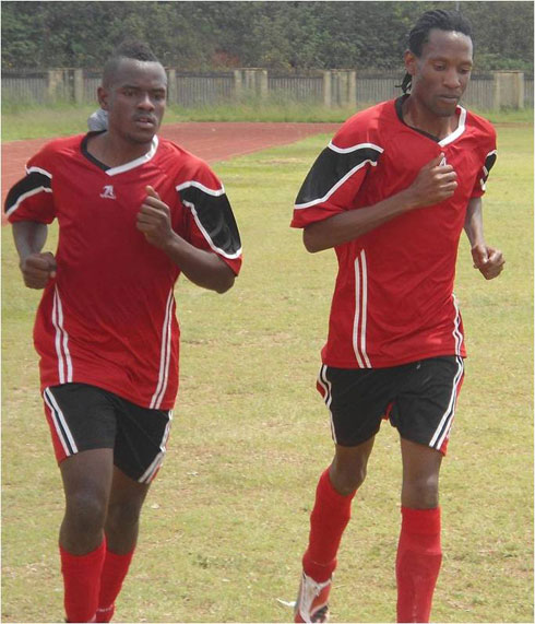 Tibingana Charles (w'ibumoso mugufi) nawe APR FC yamaze kumuzana.