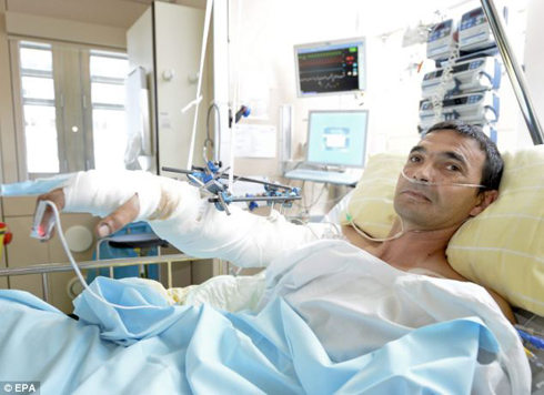 Uyu mugabo imashini yamuciye akaboko gucikamo kabiri afata igice cyacitse akijyana kwa muganga ngo bamuvure.