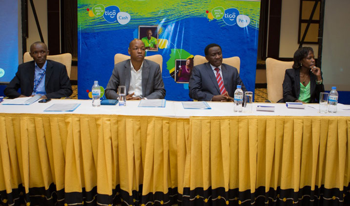 Abayobozi ba Tigo ku mpande zombi bitabiriye umuhango.