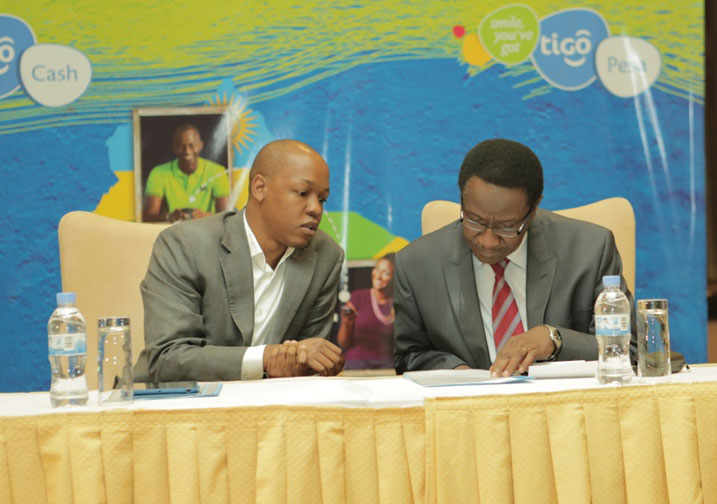 Abayobozi batangije ku mugaragaro uburyo bwo kohererezanya amafaranga hagati y'abafatabuguzi ba Tigo mu Rwanda n'abo muri Tanzaniya.