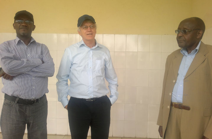 Tom Derksen (wo hagati) yijeje abanyamuryango ba CEPTL ubufasha mu buryo bushoboka kugira ngo ikusanyirizo ryabo rizabe ikaragiro.