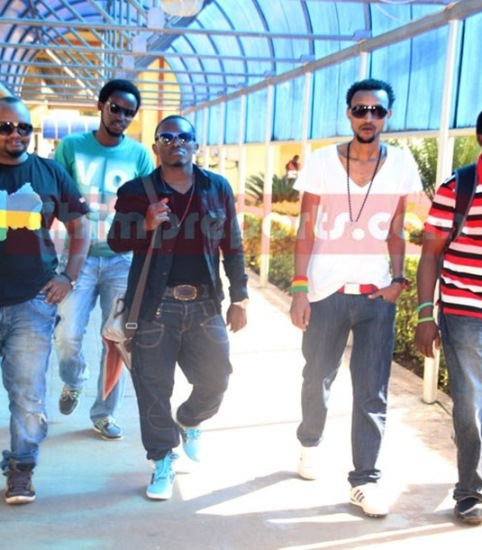 Tom Close yakiriwe n'abakozi ba Club Rouge muri Uganda na Promoter Giftorius.