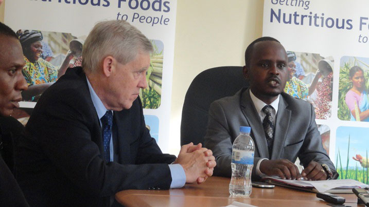 Tony Nsanganira, umunyamabanga uhoraho muri MINAGRI na hawarth Bouis uyobora Harvestplus.