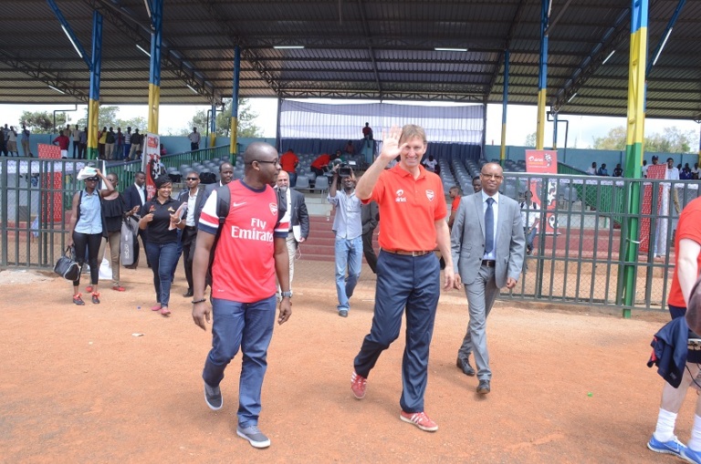 Tony Adams ari kumwe n'Umuyobozi wungirije wa FERWAFA Kayiranga Vedaste wambaye 'Costume'.