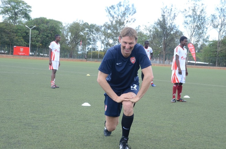 Tony Adams yakinaye umupira n