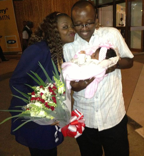 Tonzi n'umugabo we n'umwana wabo.