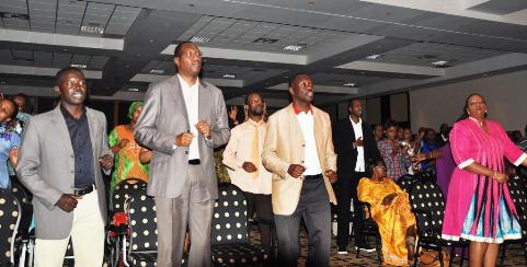 Minisitiri Mitali n'abandi bari bahari baryohewe n'igitaramo barahaguruka barabyina.