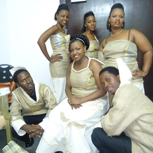 Tonzi n'abaririmbyi be.