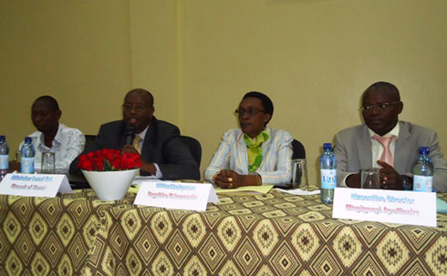 Ministiri James Musoni hamwe n'abayobozi muri Transparency International-Rwanda mu muhango wo kwerekana aho u Rwanda ruhagaze mu kurwanya ruswa..