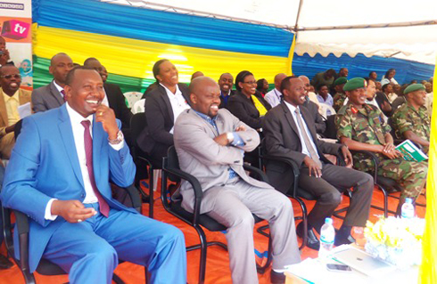 Abayobozi batandukanye mu muhango wo gutangiza gahunda ya Tunga TV byabereye muri Gisagara.