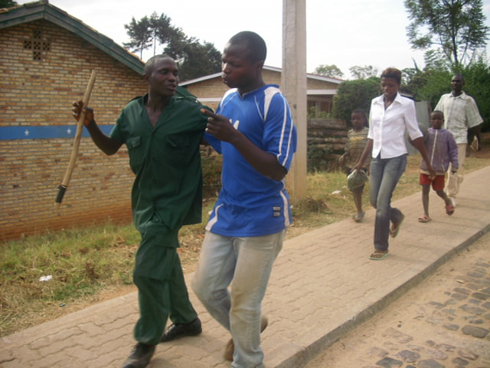 Tuyisenge ajyanwe kuri polisi. Umukobwa uri inyuma ni Eugenie wahohotewe.