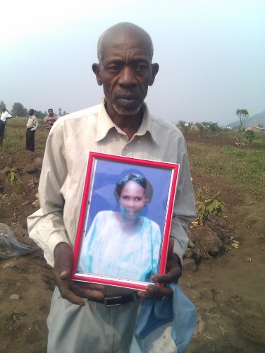 Twagiramungu Louis umufasha wa Mukagasana nyuma yo gushyingura.