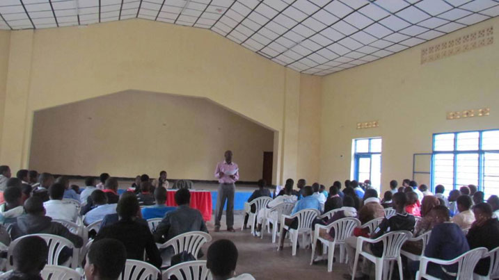 Twagirayezu Edouard arimo yigisha abana kuri gahunda ya Ndi Umunyarwanda.