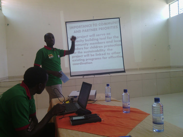 Twagirayezu Egide yerekana uko umushinga ukora mu kurengera uburenganzira bw'abana.