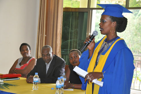 Umwe mu barangije mu ishuri Universal Beauty Academy yishimiye amasomo yahaherewe. Umwegereye ni Alphonsine Niyigena yashinze iryo shuri.