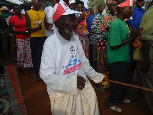 Umusaza Yahaya yaje no kwihangana arahaguruka ari nako akubita ikivugo.