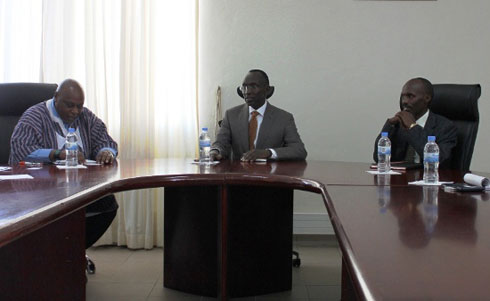 Perezida w'Urukiko rw'ikirenga, Prof Sam Rugege yakiriye Maina Kiai (ibumoso) mu biro bye.