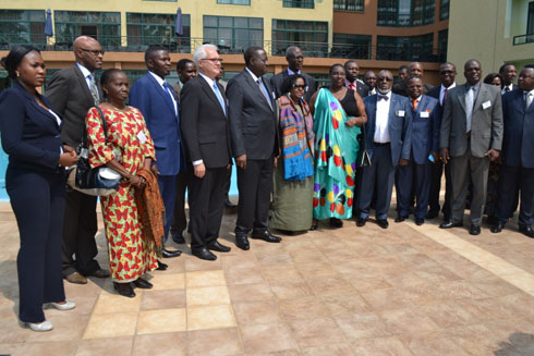 Abandi bitabiriye inama.