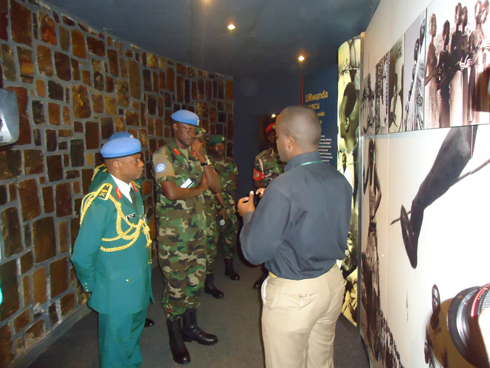 Umuyobozi wa UNMISS, Gen. Maj. Moses Obi asobanurirwa amateka y