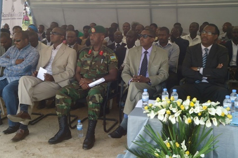 Abayobozi batandukanye bari bitabiriye kwakira urumuri rutazima mu karere ka Ruhango.