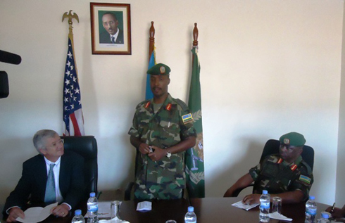 Ambasaderi Koran amaze gushyikiriza ibikoresho umugaba mukuru w